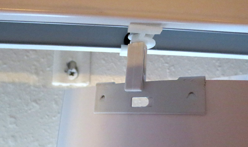 How I Fixed Vertical Blinds Slats in the Apartment