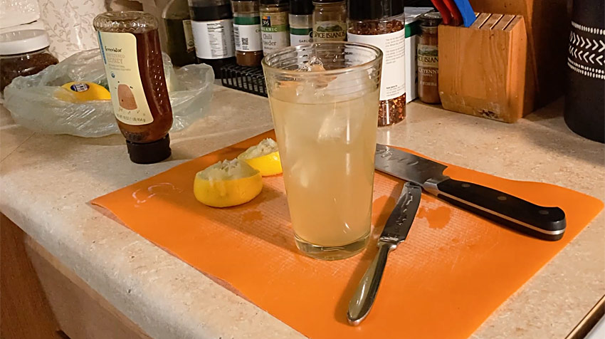 Refreshing Self-Made Lemonade with Honey in Less Than 5 Minutes